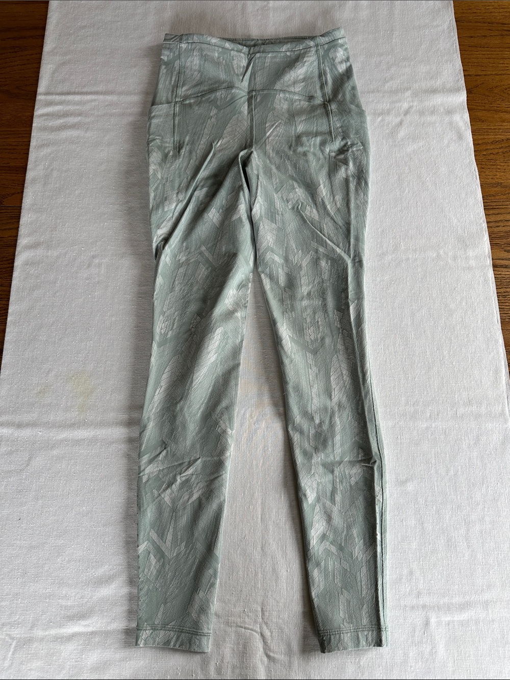 Lululemon Swift Speed Tight 6 Reverberate Chevron Jacquard Silver Blue White
